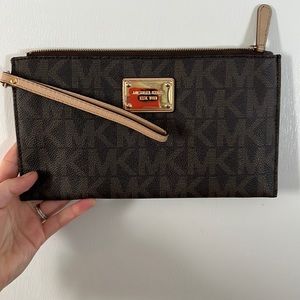 Michael kors clutch